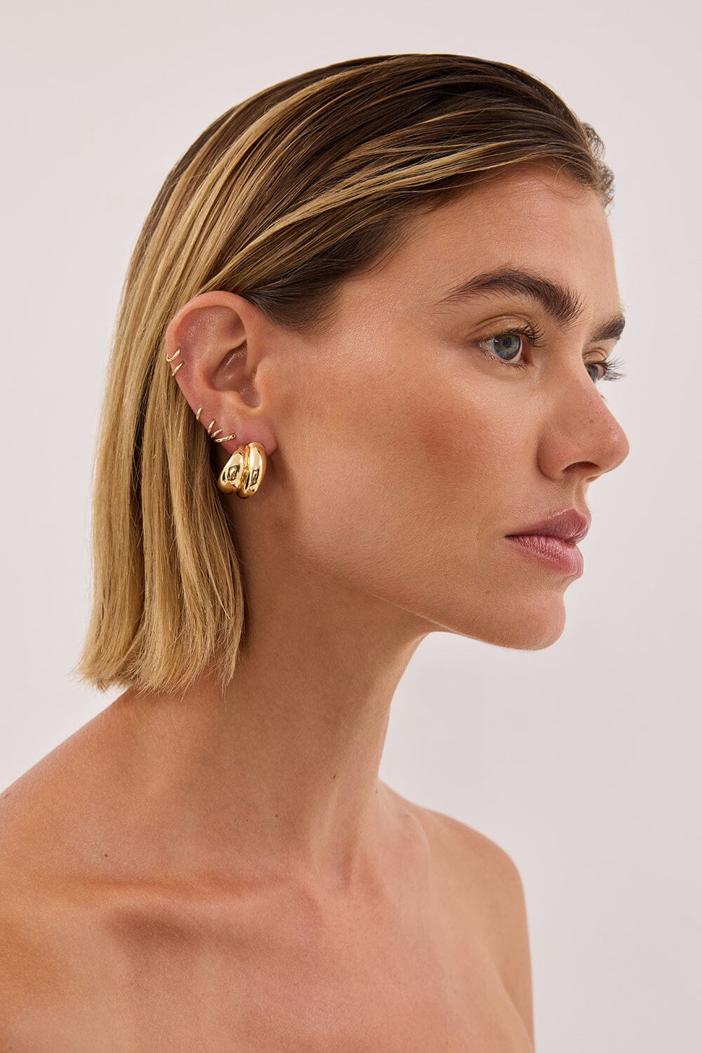ANNA ROSSI GOLD DUAL BAR EARRING - Image 2