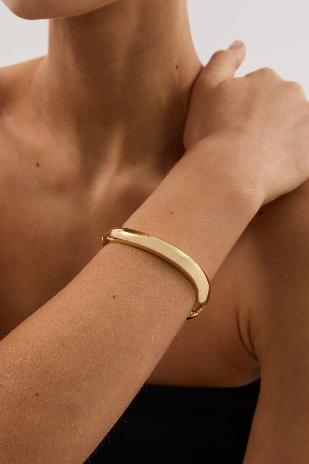 ANNA ROSSI THIN WARPED BANGLE GOLD - Image 3