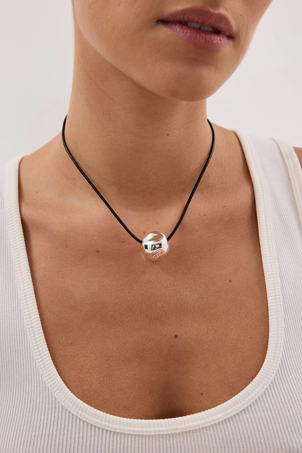 F+H SILVER HAMMERED BALL CHOKER - Image 4