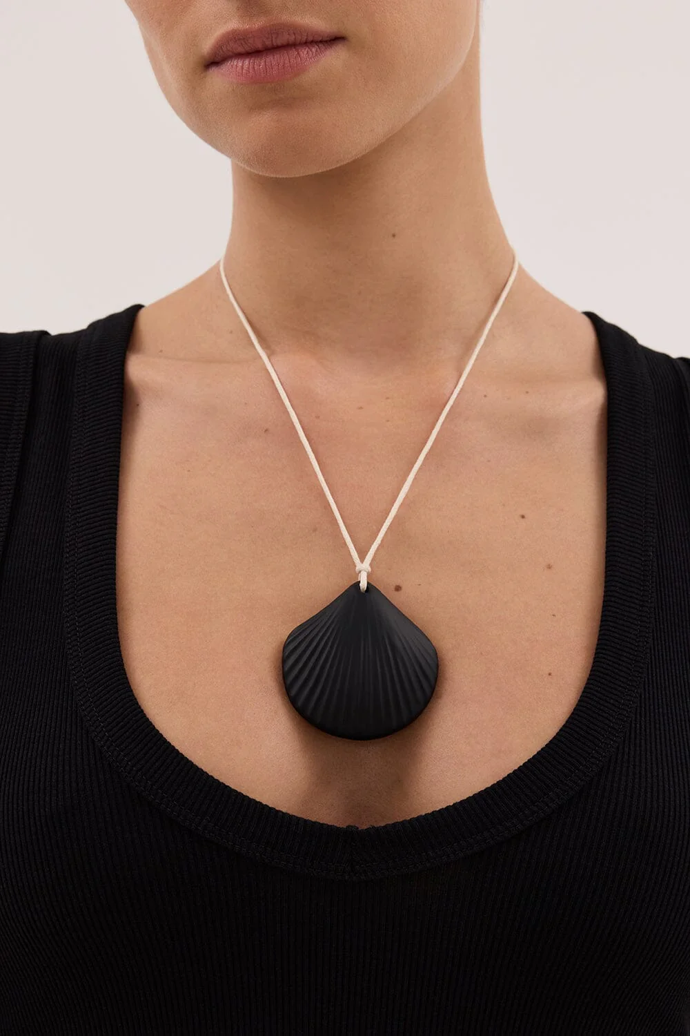 HEAVEN MAYHEM ASTER BLACK NECKLACE - Image 2