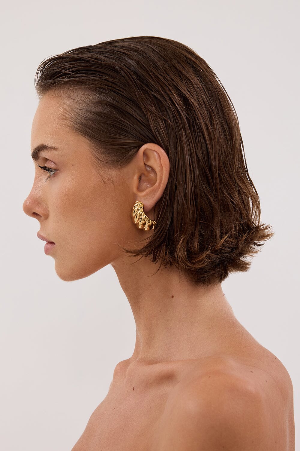 HEAVEN MAYHEM SHELL GOLD EARRING - Image 3
