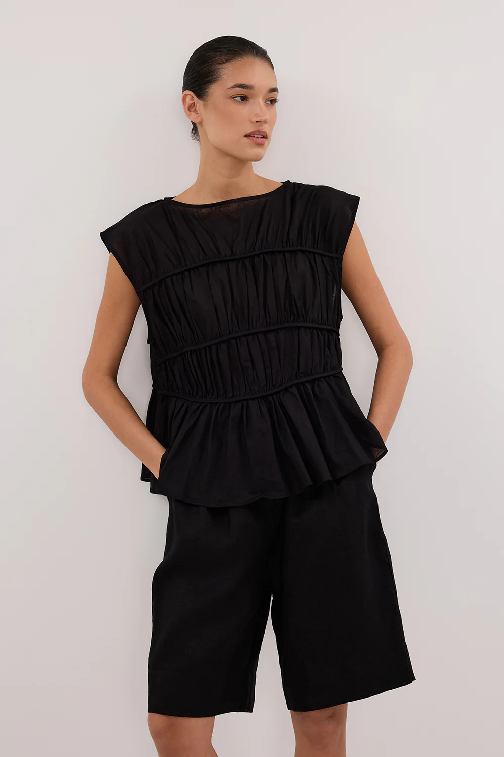 KAYLA BLACK LINEN BERMUDA SHORT - Image 2