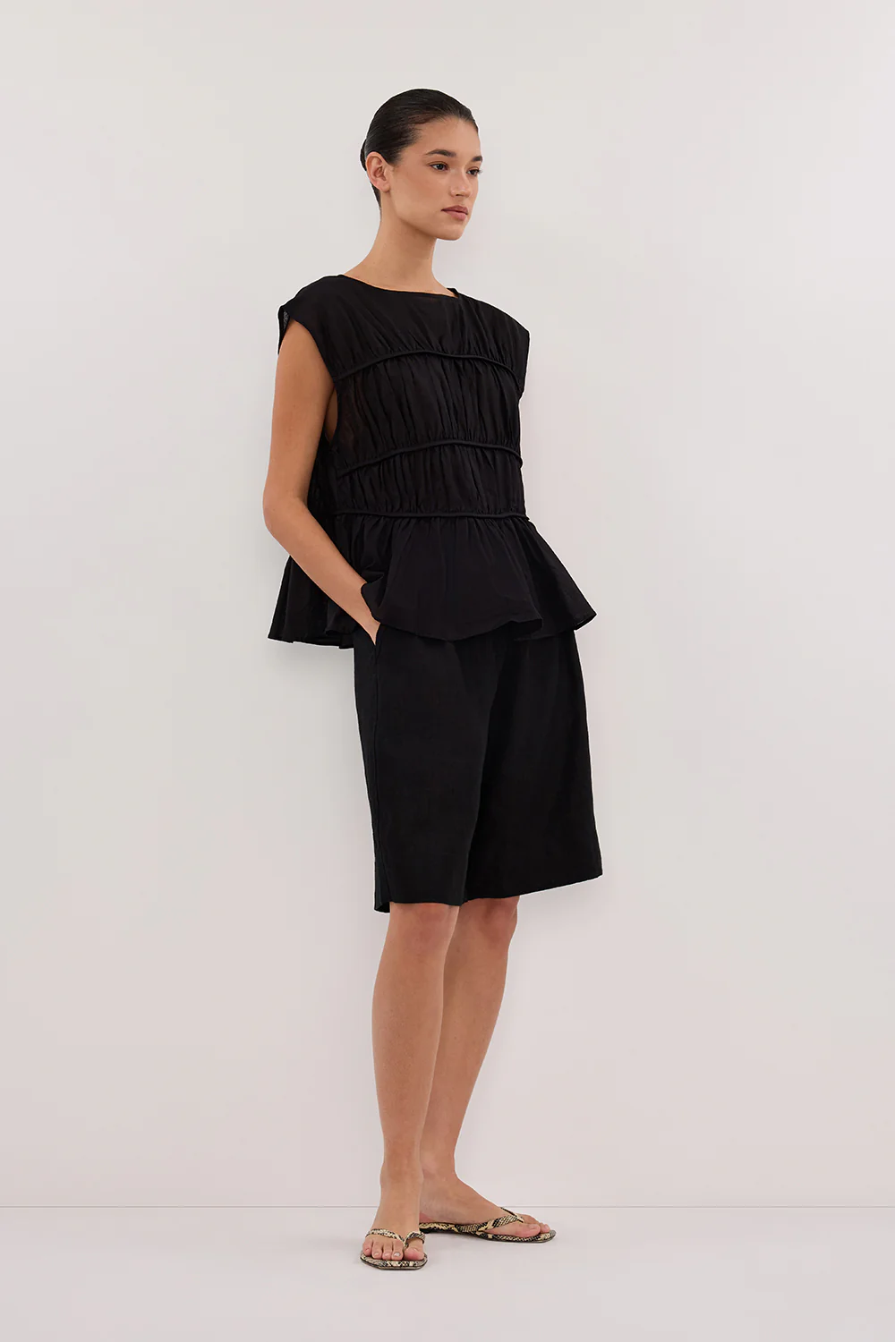 KAYLA BLACK LINEN BERMUDA SHORT - Image 3