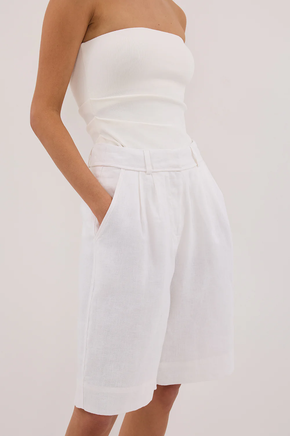 KAYLA WHITE LINEN BERMUDA SHORT - Image 6
