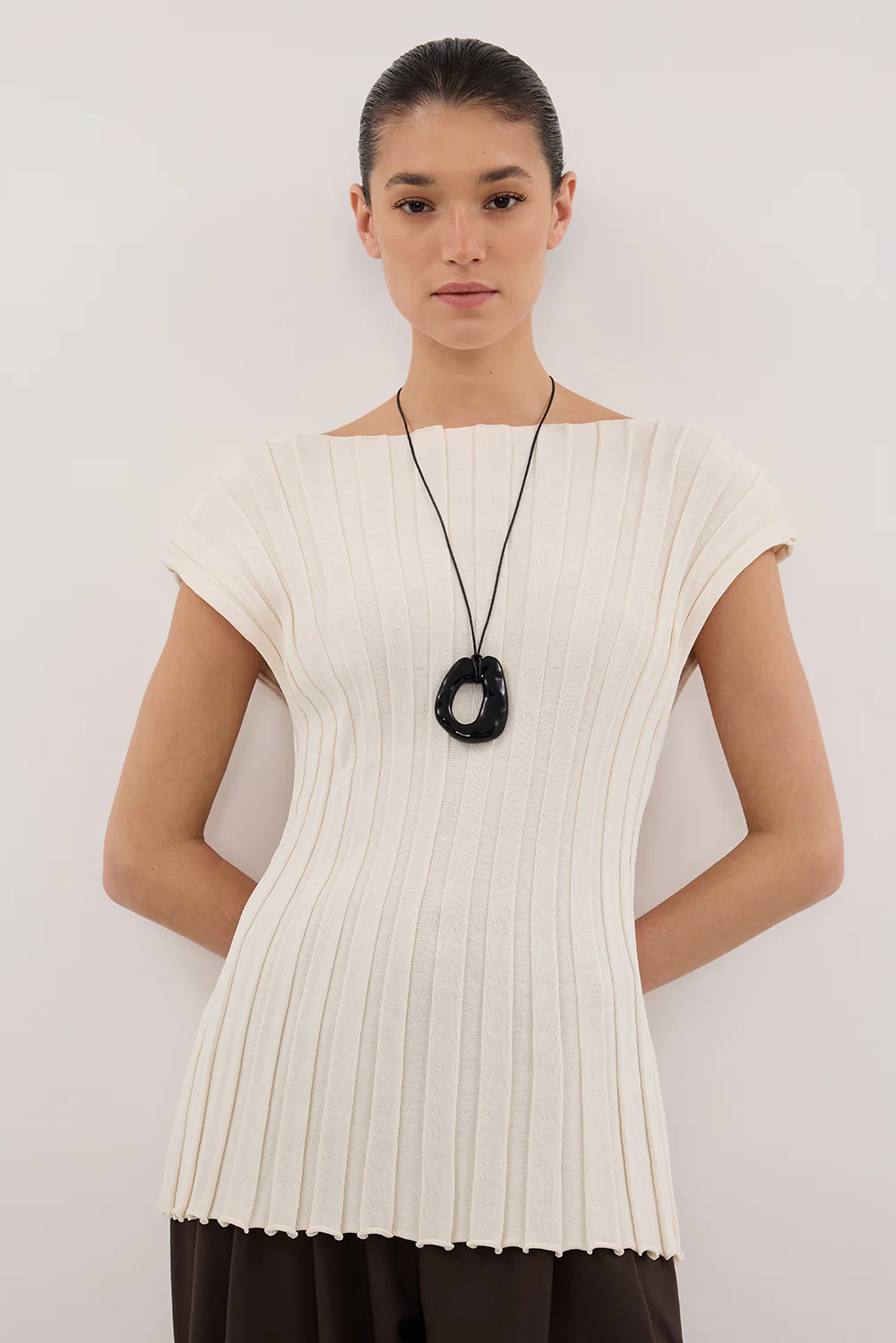 LOE CREAM SLEEVELESS KNIT TOP - Image 2