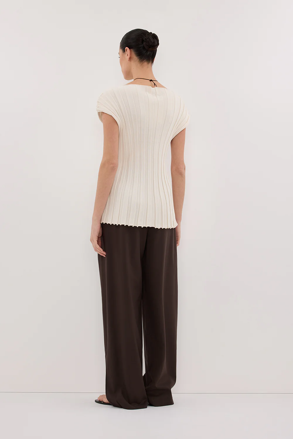 LOE CREAM SLEEVELESS KNIT TOP - Image 4
