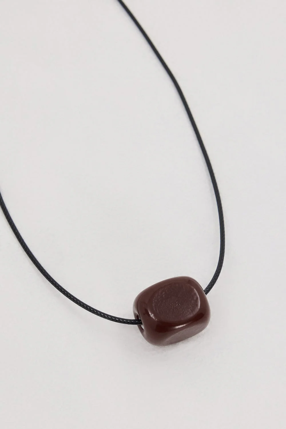 NURI STUDIO GLASS CUBE BROWN NECKLACE - Image 3