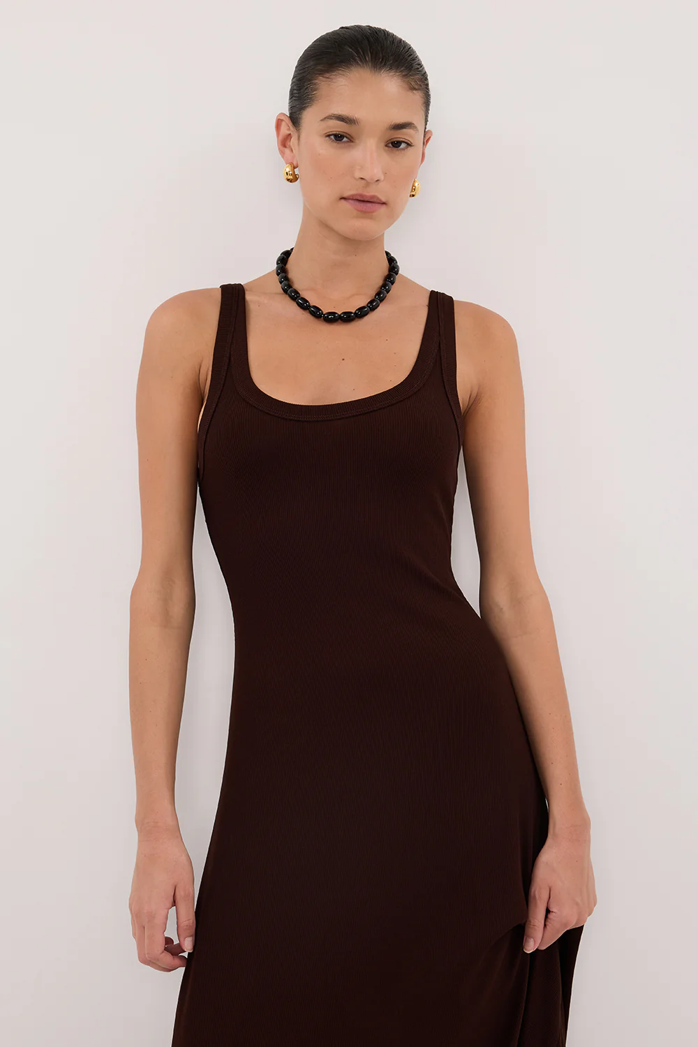 PHOEBE BURNT CHOC SLEEVELESS SCOOP NECK MIDI DRESS - Image 2