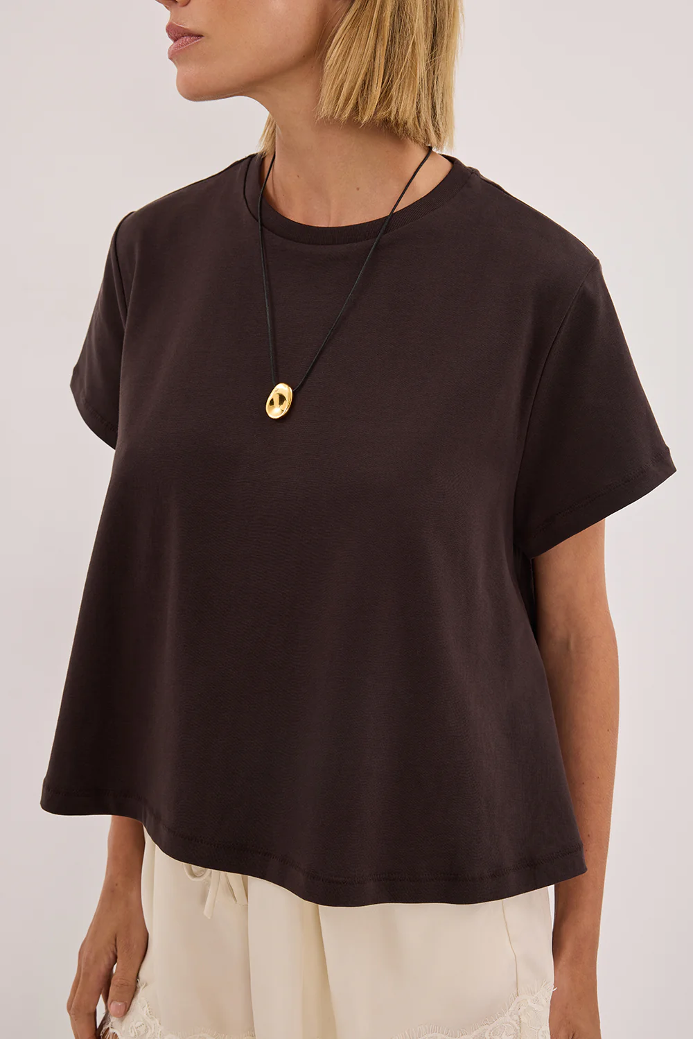 TATUM BITTER CHOC SHORT SLEEVE COTTON TEE - Image 4